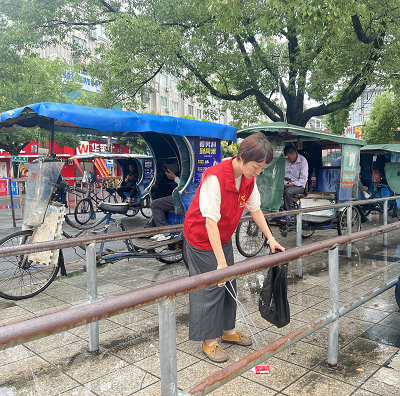 在南站周边开展环保志愿服务活动1.jpg